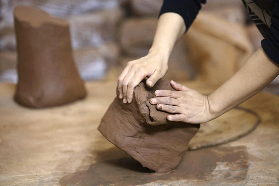 From Kneading to Molding: A Comprehensive Analysis of the Full Process of Ceramic Art Creation(图文)